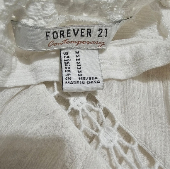 EUC 🔹️ Forever 21 🔹️Button-Down Crochet Lace Top Size Med - Reversible - Picture 6 of 6